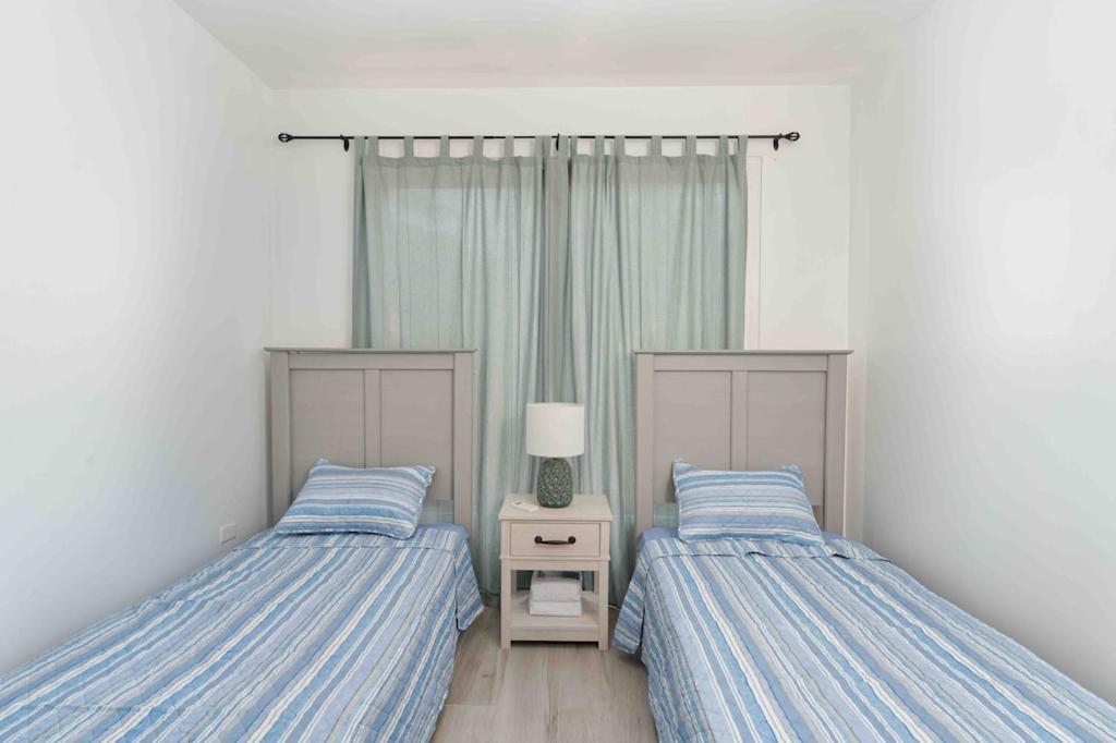 Cozy Beach Villa At The Shores 5 Minutes From The Beach West End Exterior photo