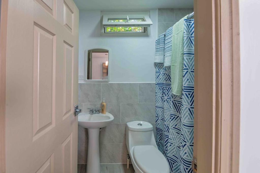 Cozy Beach Villa At The Shores 5 Minutes From The Beach West End Exterior photo